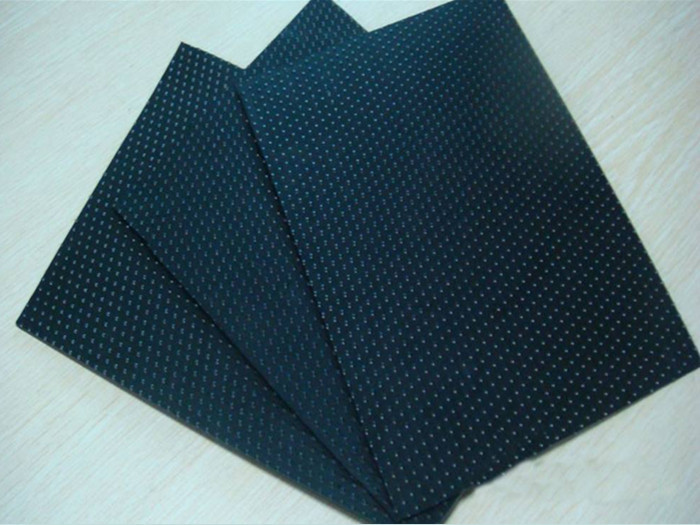 如何根據(jù)不同渠段的地質(zhì)情況和抗沖刷的要求選擇土工防滲膜？